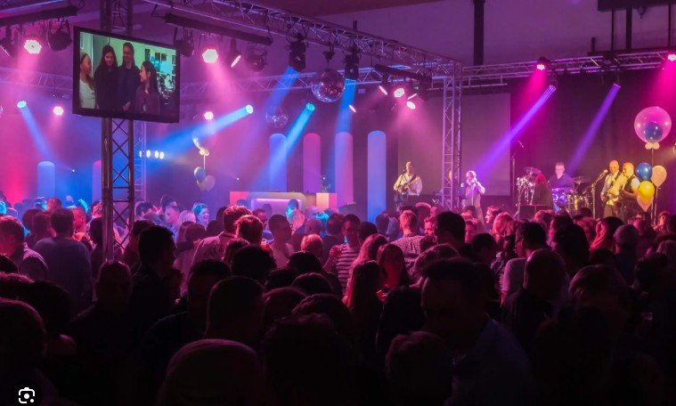 DJ Bedrijfsfeest in Helmond of Eindhoven huren? De Complete Gids voor 2026 - Hero Image