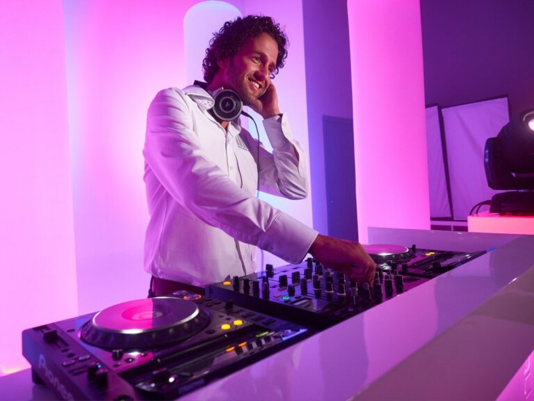 Allround Dj huren met prachtige lichtshow in Tilburg