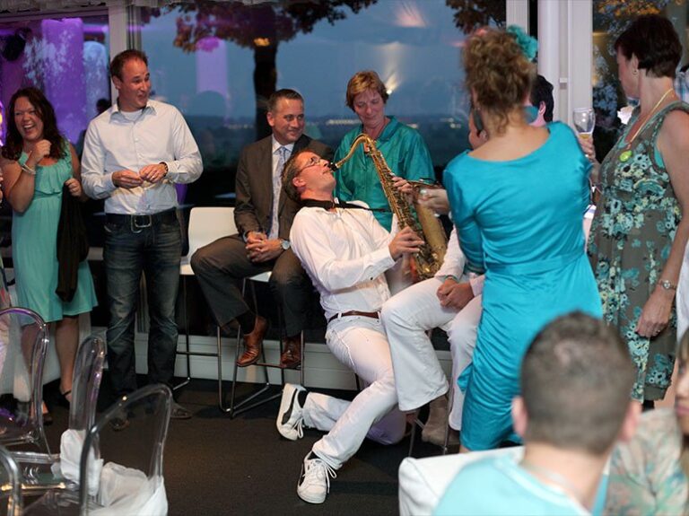Professionele DJ met saxofonist huren voor een evenement of bruiloft in Brabant.