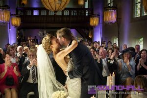 Bruiloft feest met DJ in Klooster Bethlehem, verlichte dansvloer en blije gasten