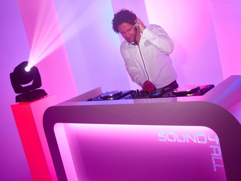 DJ De Koning uit Helmond draait op een feest met professionele DJ-set en sfeerverlichting