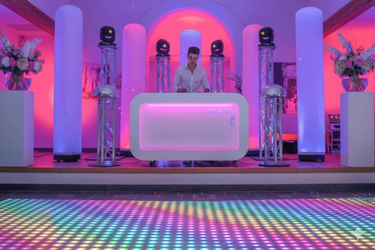 Een professionele DJ draait muziek op een volgeboekt feest bij evenementenlocatie 't Boshuys in Best.