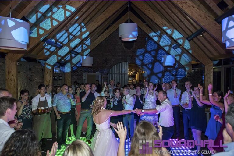 Bruiloft bij Kasteel Geldrop met romantische setting en feestavond