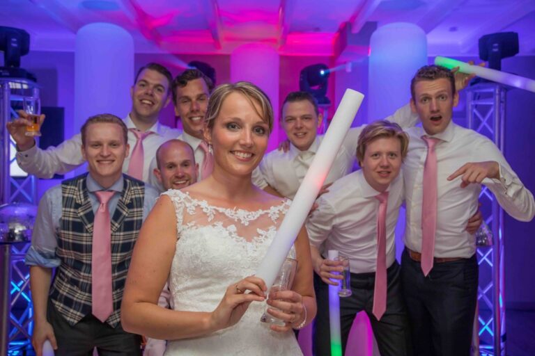 Romantische huwelijksceremonie op de binnenplaats van het historische Kasteel Heeze.